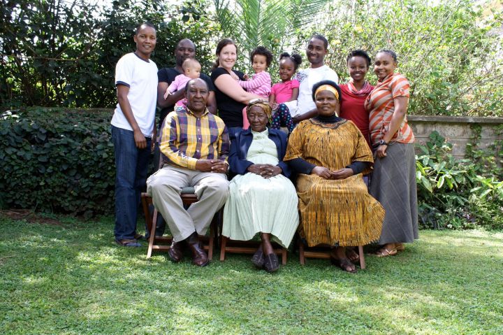 kenya_village_family